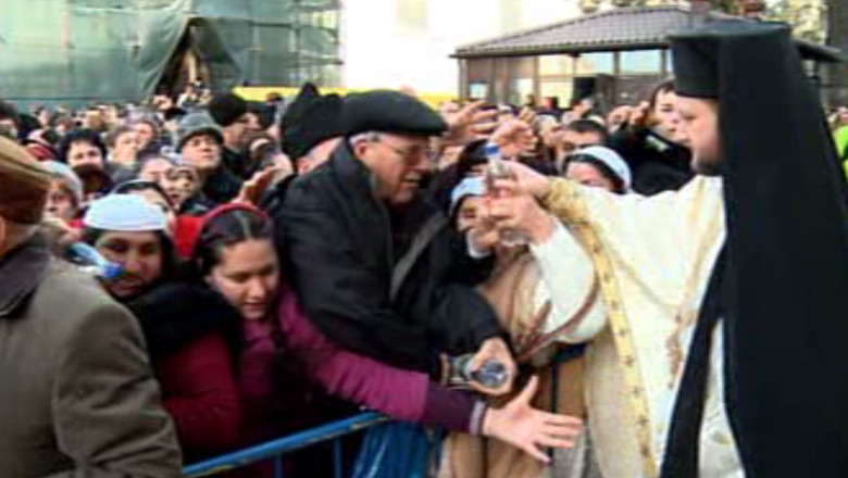 Slujba de Boboteaza cu inghesuiala si imbranceli Imagine