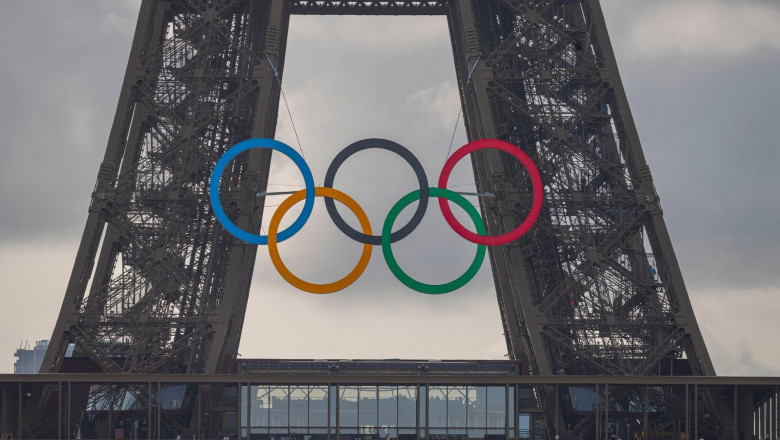 Soarta inelelor olimpice de pe Turnului Eiffel se transforma intr-o lupta politica. „Nu a fost facut pentru a atarna orice pe el” Imagine