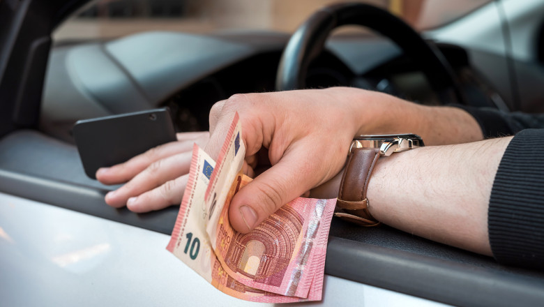 Sofer de 19 ani, din Botosani, filmat in timp ce incerca sa le dea mita politistilor pentru a scapa de amenda pentru depasirea vitezei Imagine