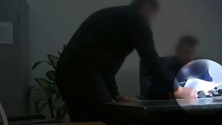 Sofer, filmat cum ofera mita unui politist. Camerele video surprind flagrantul si interventia lucratorilor anticoruptie Imagine