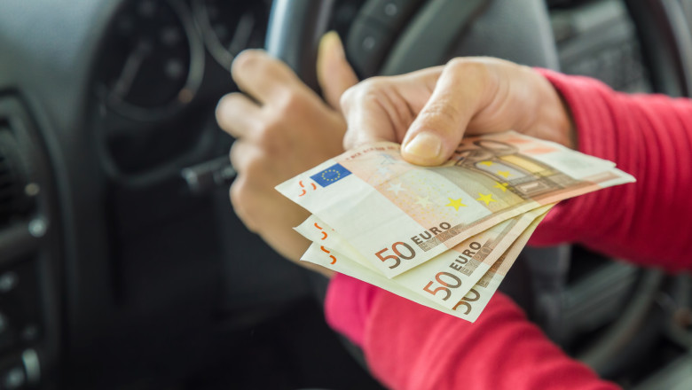 Sofer trimis in judecata pentru ca a vrut sa le dea spaga 200 de euro politistilor. Greseala pentru care a fost tras pe dreapta Imagine