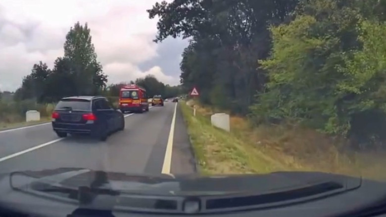 Soferi filmati in timp ce circulau cu viteza in spatele unui echipaj SMURD, incalcand reguli de circulatie Imagine