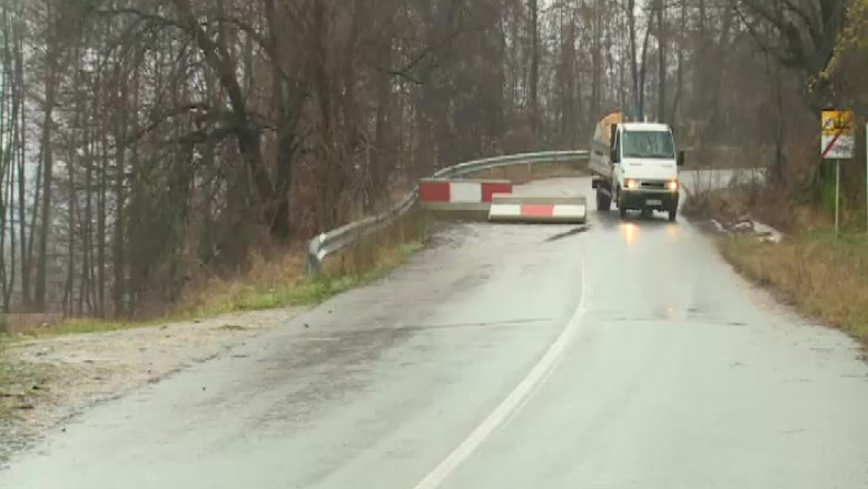 Soferi inconstienti, autoritati nepasatoare. Drumul DJ 671, intre Comanesti si Baia de Arama, a fost inchis din cauza alunecarilor de teren Imagine