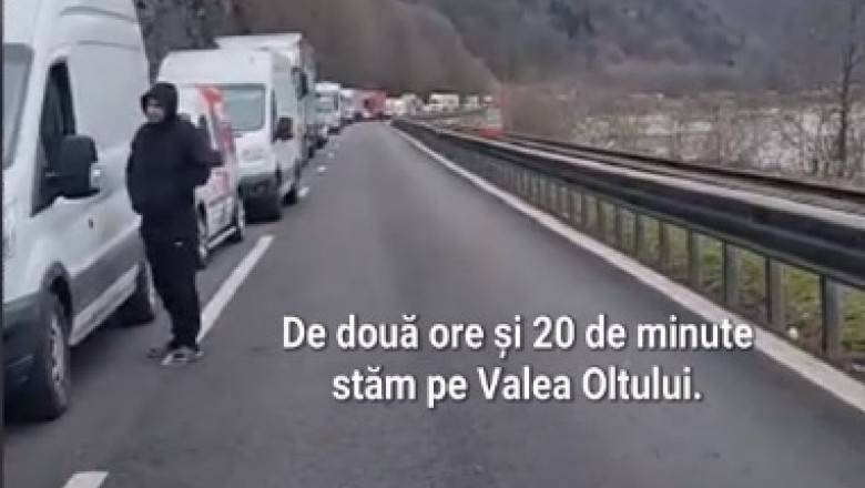 Soferii au fost blocati in coloana ore in sir pe Valea Oltului. Drumarii au inceput sa curete arborii cazuti fara sa anunte la timp Imagine
