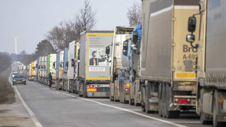 Soferii de TIR nu vor mai fi amendati daca le expira rovinieta in cazul timpilor mari de asteptare la vama Imagine