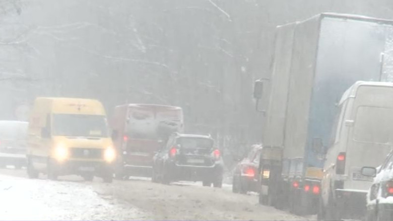 Soferii din Botosani circula cu greu dupa patru ore de ninsoare: „Platim degeaba si taxe, si roviniete” Imagine