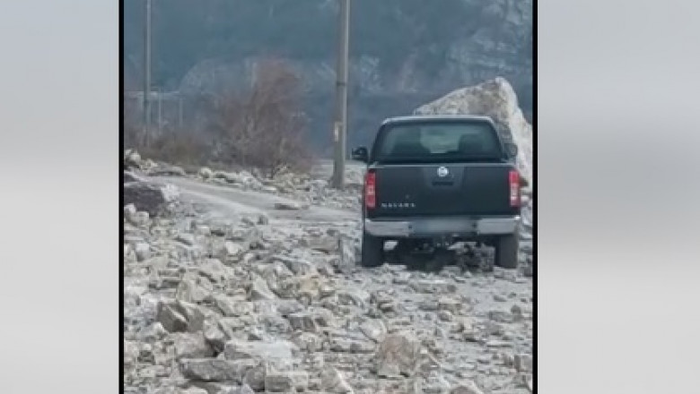 Soferii insista sa circule pe un drum national inchis in Caras Severin, desi in zona cad stanci. Ei inlatura semnele de avertizare Imagine