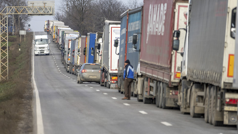 Soferii ucraineni de camioane sunt nemultumiti ca asteapta mult la Isaccea si intarzie acasa. Cer ca pe acolo sa treaca doar TIR-urile Imagine