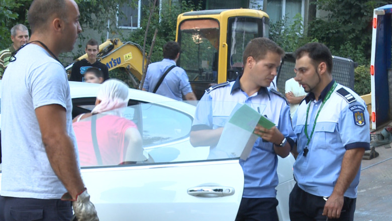 Soferul care a fugit de politisti nu avea permis. In masina de lux confiscata politistii au gasit un plic cu o substanta verde Imagine