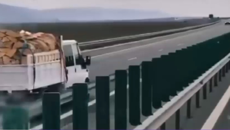 Soferul unei dube incarcate cu lemne a fost prins mergand pe contrasens, pe autostrada Imagine