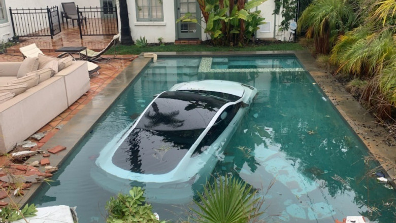 Soferul unei Tesla a incurcat frana cu acceleratia si a plonjat cu masina intr-o piscina Imagine