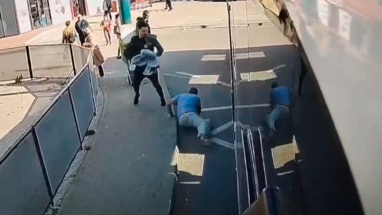 Soferul unui autobuz de transport in comun din Timisoara, operat de urgenta dupa ce a fost lovit de un pasager Imagine