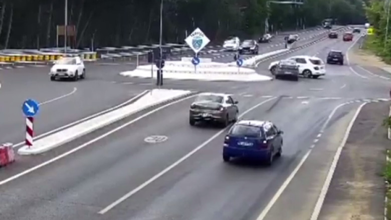 Soferul unui SUV a murit dupa ce a fost aruncat prin trapa si prins sub masina rasturnata de un Logan. Titi Aur: O conjunctura ciudata Imagine