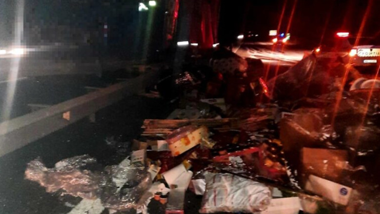 Soferul unui TIR, ranit in urma unui accident pe autostrada A1. Trafic blocat dupa ce toata marfa din remorca a ajuns pe asfalt Imagine