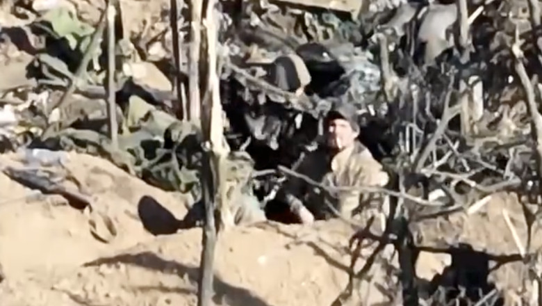 Soldatii rusi trag intr-o drona ucraineana fara sa o nimereasca. In schimb, primesc o grenada care le distruge transeea Imagine