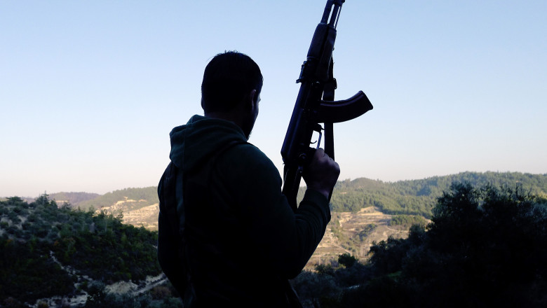 Soldatii ucraineni, autorizati sa foloseasca armele in Crimeea. Premierul Iateniuk: Conflictul cu Rusia intra intr-o faza militara Imagine