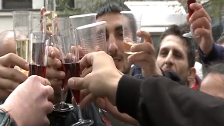 SOLIDARITATE. Bucurestenii au degustat in strada vin din Republica Moldova Imagine