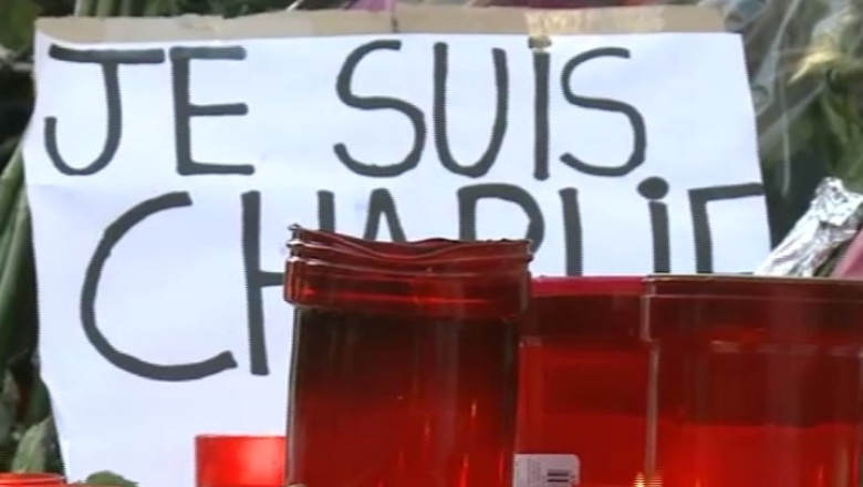 Solidaritate, indiferent de religie. Musulmani si francezi au aprins lumanari pentru victimele de la Paris, in fata ambasadei Frantei la Bucuresti Imagine