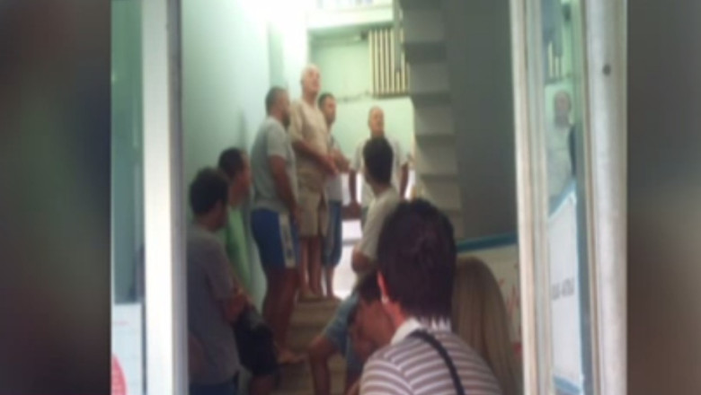 Solidaritate pentru romanii raniti. Zeci de muntenegreni s-au dus la spital pentru a dona sange Imagine