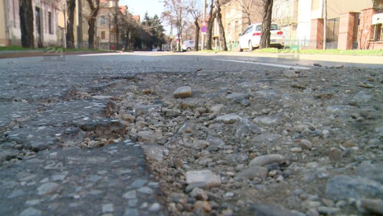 Solutia care nemultumeste soferii: gropile aparute peste iarna pe strazile Timisoarei sunt acoperite cu pietris Imagine