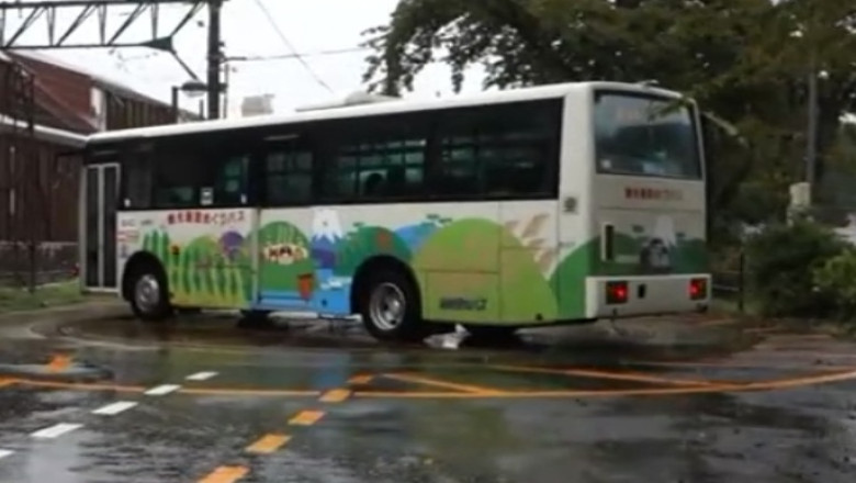 Solutia pentru strazile inguste: autobuzele care intorc in loc Imagine