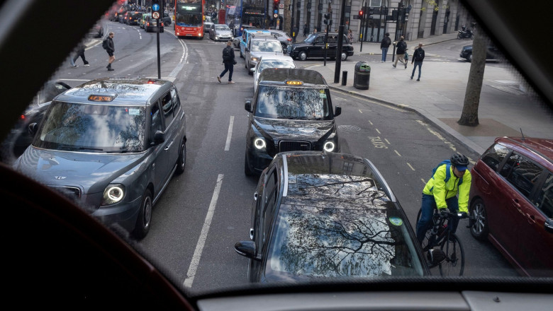 Sondaj: 65% dintre soferii britanici spun ca biciclistii agresivi sunt o amenintare pentru siguranta lor Imagine