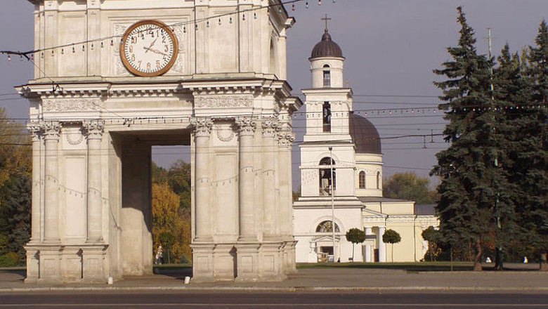 SONDAJ. Cetatenii Republicii Moldova oscileaza intre Rusia si UE Imagine
