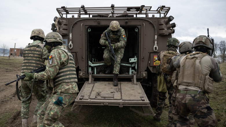 Sondaj IRES: 81% dintre romani considera un lucru bun aderarea la NATO. 38% s-ar inrola in armata in cazul unui razboi cu Rusia Imagine