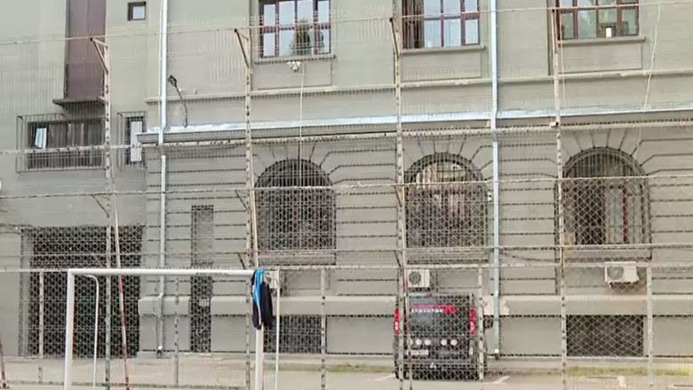 Sorin Cimpeanu a mers in inspectie la Colegiul Sfantul Sava, sa vada daca a fost reparata poarta de fotbal Imagine