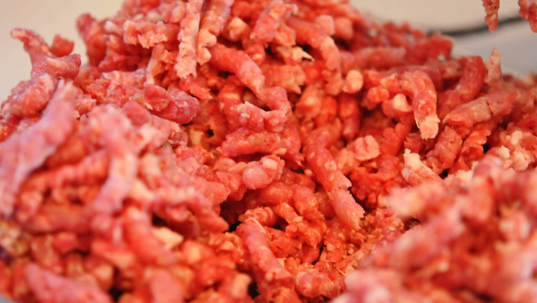 Sortiment de carne tocata, retras de un mare lant de magazine. Clientii sunt sfatuiti sa nu consume produsul Imagine