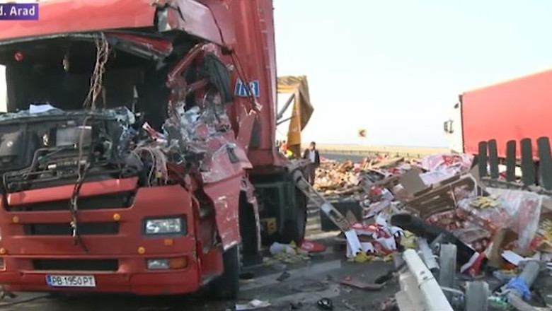 Sosea blocata dupa ce un tir incarcat cu ketchup, zacusca si mustar s-a rasturnat Imagine