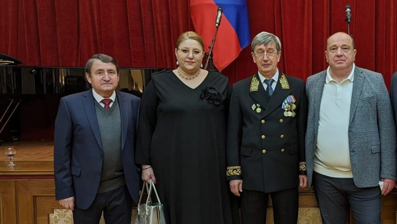 Sosoaca merge la Ambasada rusa pentru a sarbatori Ziua Victoriei cu Valeri Kuzmin. Senatul a publicat anuntul dar apoi l-a sters Imagine