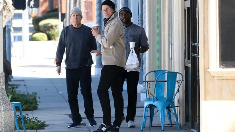 Sotia lui Bruce Willis, mesaj pentru paparazii care il urmaresc pe actorul diagnosticat cu dementa: "Nu tipati la el. Lasati-i spatiu" Imagine