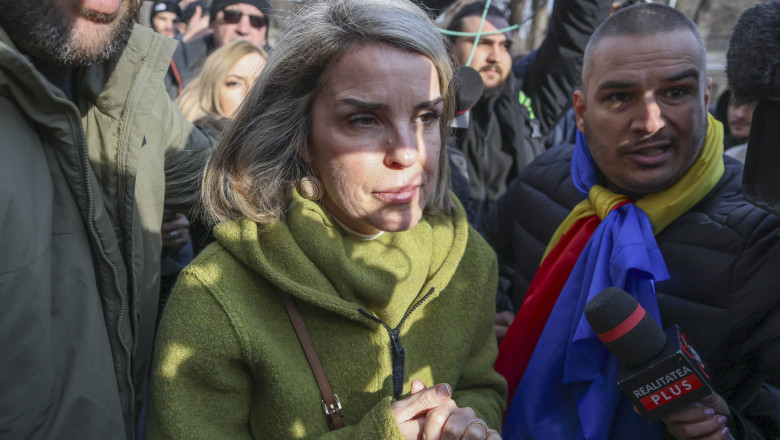 Sotia lui Calin Georgescu, Cristela, se plange ca a ajuns victima fake news-urilor: „Nu veniti sa cantati in fata portii” Imagine