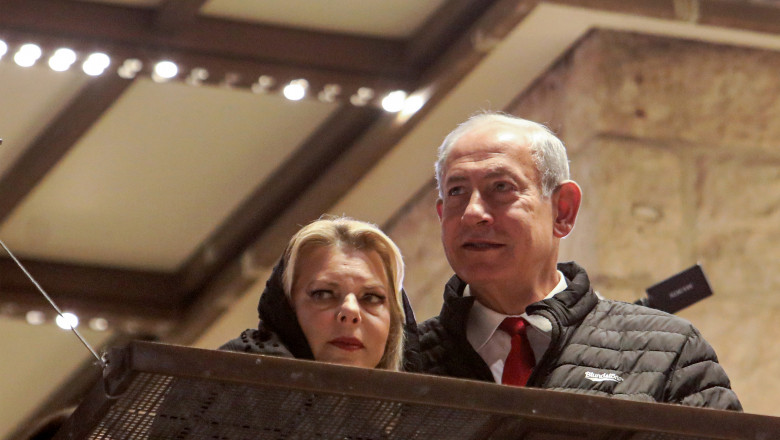 Sotia lui Netanyahu, blocata ore in sir intr-un coafor din cauza sutelor de protestatari care o asteptau afara Imagine