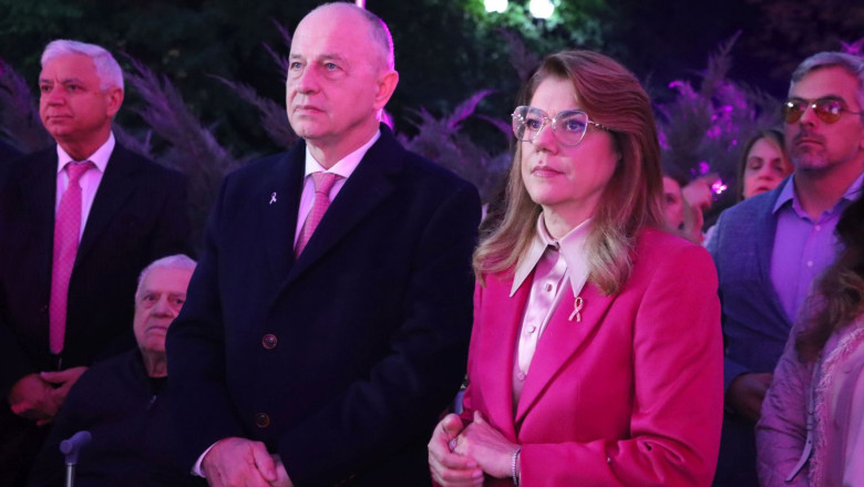 Sotii Manescu au donat 14.000 de euro Fundatiei a carei presedinte este Mihaela Geoana Imagine