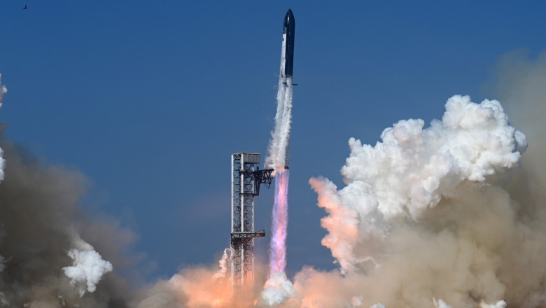 SpaceX a testat cu succes cea mai mare si mai puternica racheta a sa de pana acum