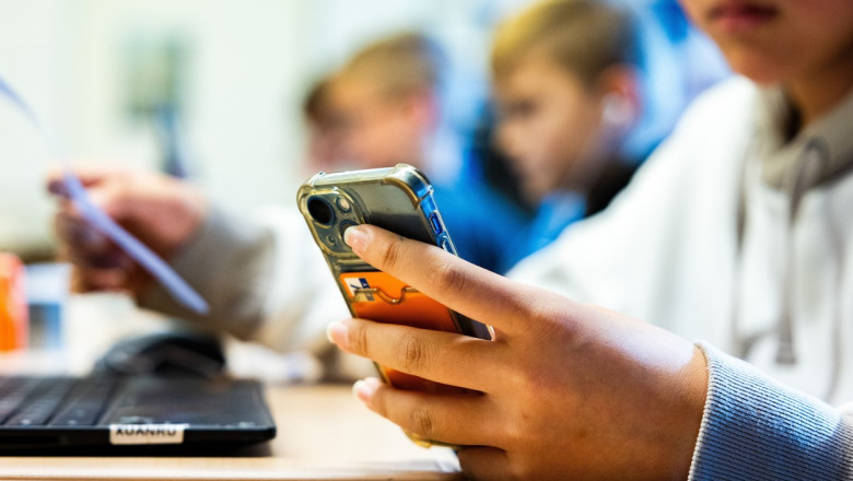 Spania vrea sa interzica telefoanele mobile in scoli si licee Imagine