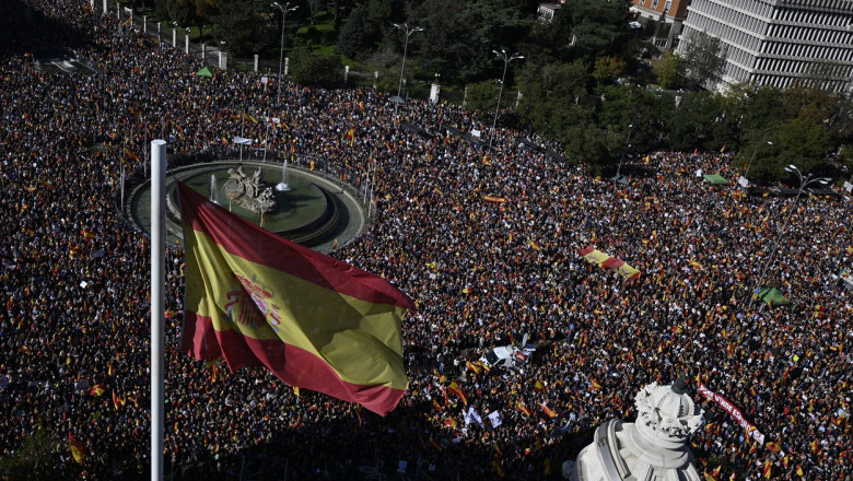 Spaniolii protesteaza cu sutele de mii dupa ce Pedro Sanchez le-a promis separatistilor catalani amnistia pentru a obtine un nou mandat Imagine