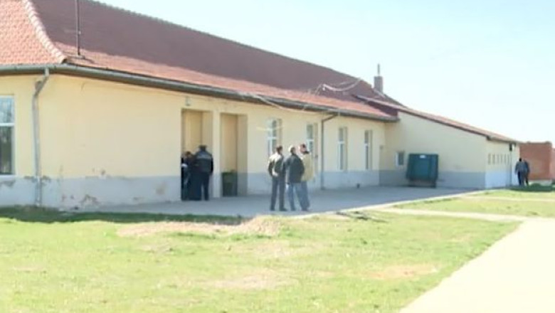 Spargere la scoala din Checea. Politistii banuiesc ca s-a actionat la pont Imagine