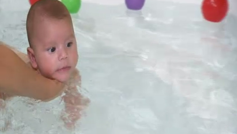Specialistii recomanda gimnastica in apa pentru bebelusi Imagine