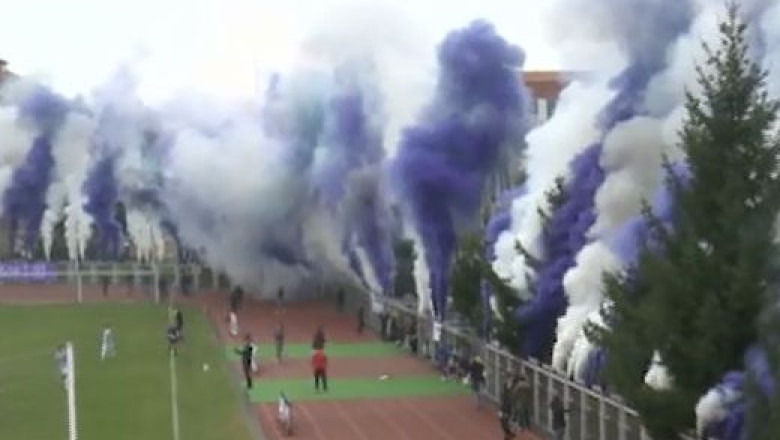 Spectacol alb-violet, la aniversarea ASU Politehnica Timisoara. Au fost aprinse sute de fumigene Imagine