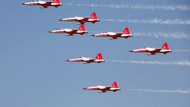 Spectacol aviatic in Capitala Imagine