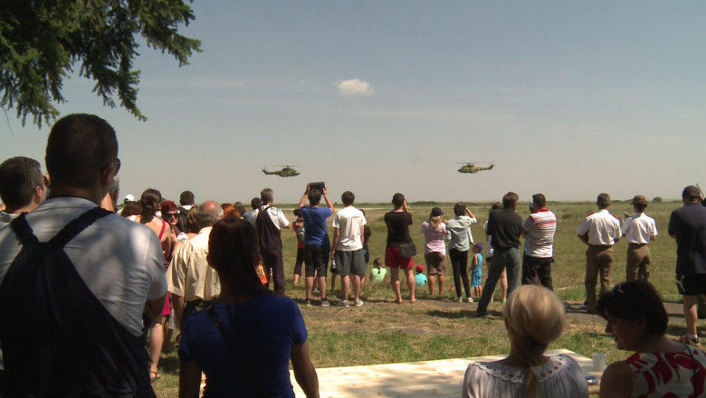 Spectacol aviatic total, de Ziua Aviatiei Romane, la Baza Aeriana Giarmata Imagine