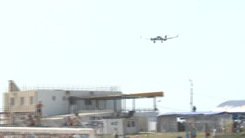 Spectacol de acrobatii pe cerul litoralului Imagine