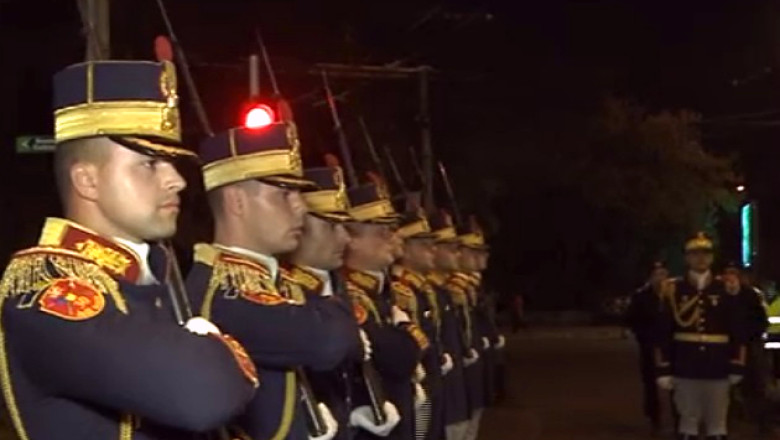 Spectacol de ziua Armatei. Mars cu torte si uniforme de parada Imagine