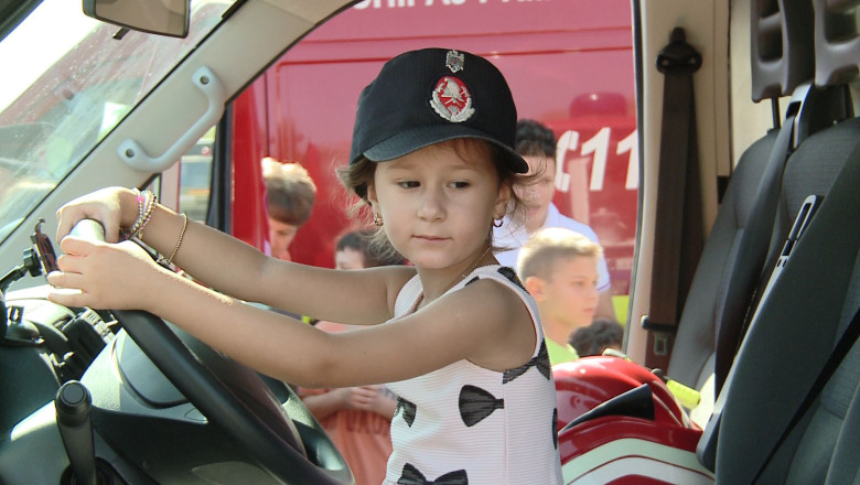 Spectacol de ziua pompierilor Imagine