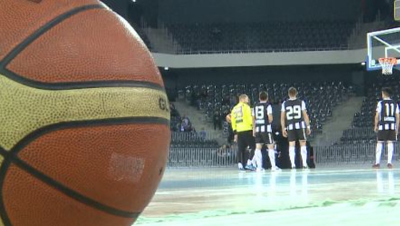 Spectacol in sala polivalenta. Meci demonstrativ intre fotbalistii si baschetbalistii lui "U" Imagine