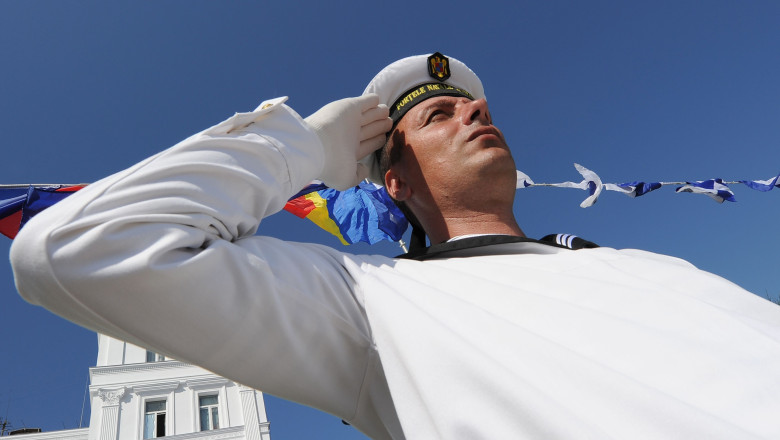 Spectacol in uniforma de Ziua Marinei. Imagini de la ceremoniile care au loc la Constanta Imagine