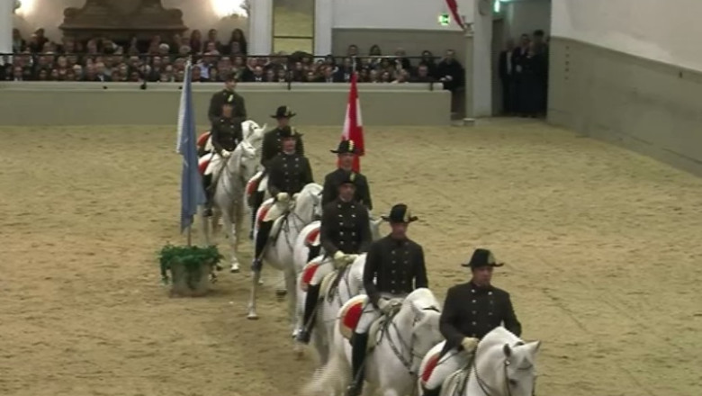 Spectacol inedit la Viena. Scoala de calarie si corul de baieti au dat reprezentatii impreuna Imagine